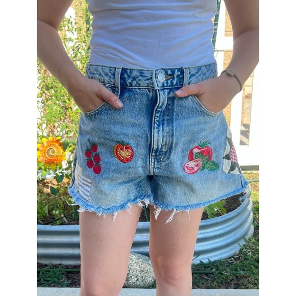 Upcycled Womens Retro High Rise Patchwork Tomato Embroidered Denim Shorts Sz 28 - Picture 1 of 13